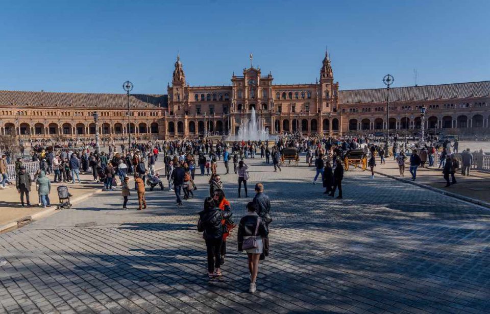 La oposición rechaza la idea de cobrar la entrada a la Plaza de España.