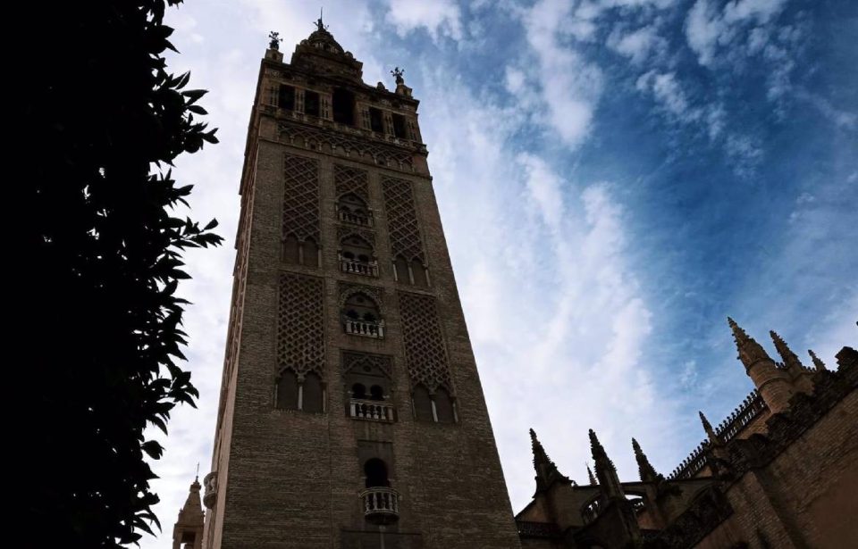 Pillan a dos personas escalando la Giralda.