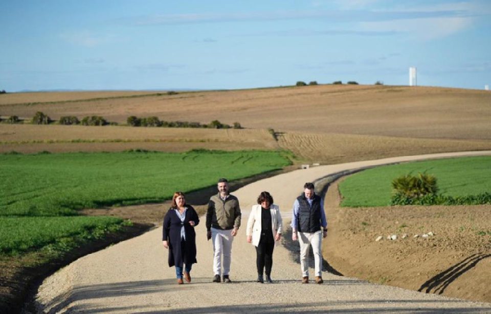 El consejero Ramón Fernández-Pacheco visita la Vereda de los Esparragales, en Huévar del Aljarafe.