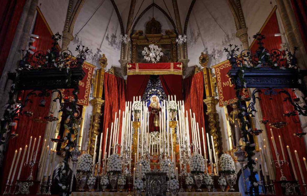 Altar de Septenario a María Santísima de la Hiniesta Dolorosa.