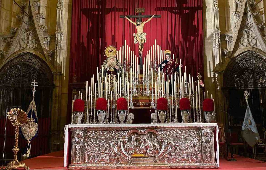 Altar extraordinario a los Titulares de Los Estudiantes en el trascoro de la Catedral de Sevilla.