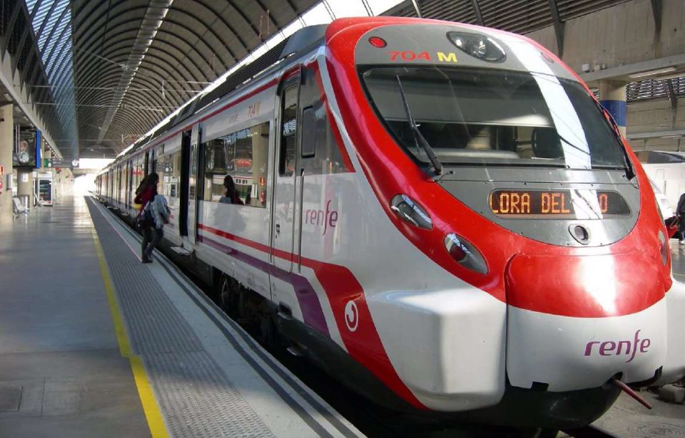 Un tren de Cercanías, de la línea C-1, estacionado en Santa Justa.