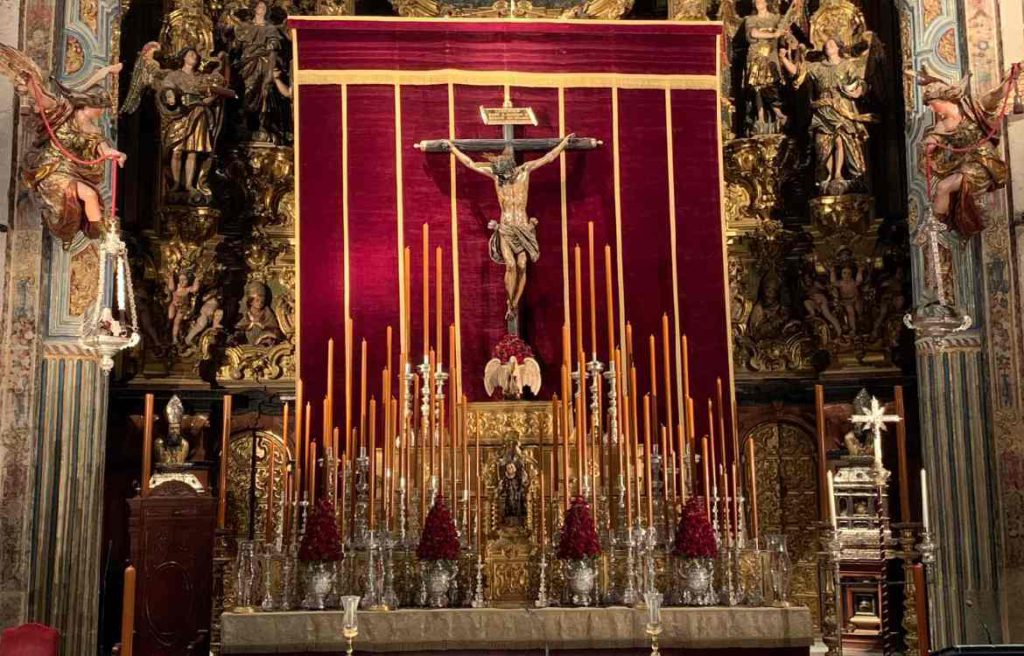 Altar de Quinario al Santísimo Cristo del Amor.