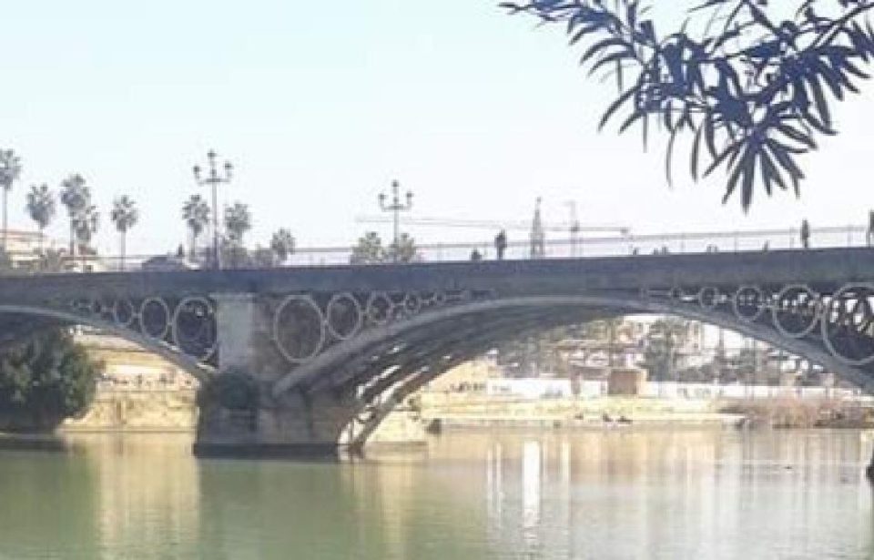 El paseo literario de Antonio Machado discurrirá por el Puente de Triana.