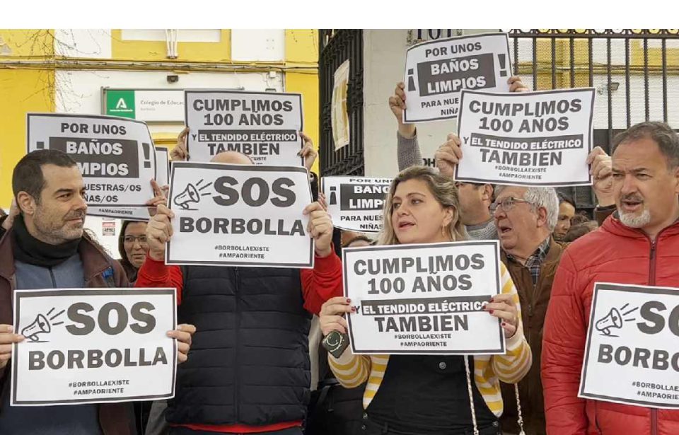 Las protestas de los padres del CEIP Borbolla vuelven a las puertas del centro.