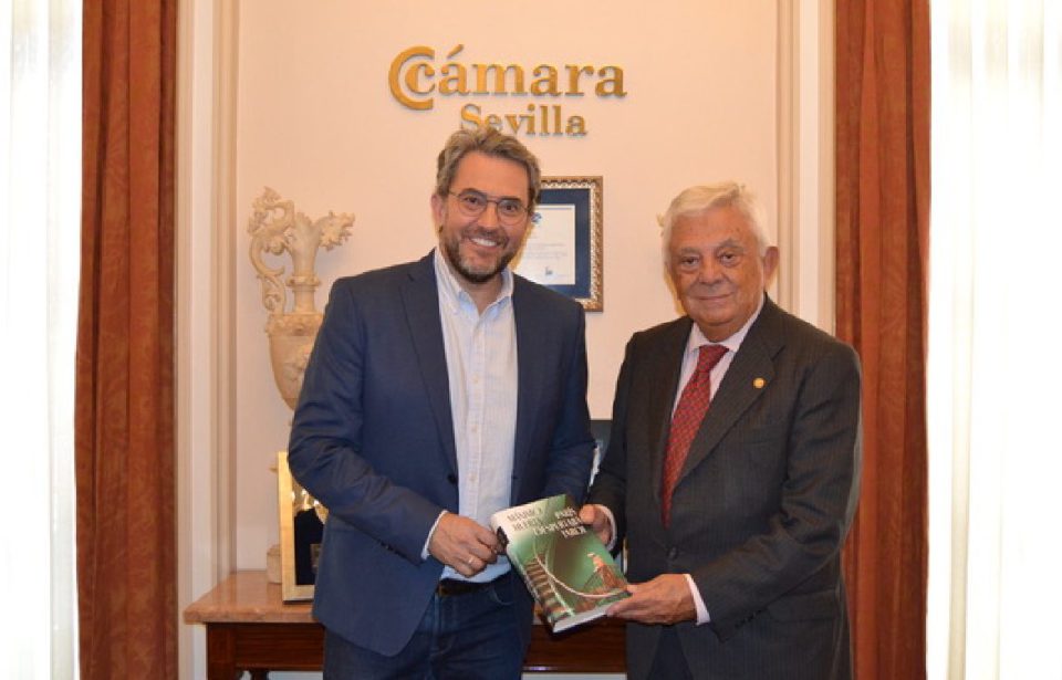 Máximo Huerta presenta 'París despertaba tarde' junto a Francisco Herrero, presidente de la Cámara de Comercio de Sevilla.