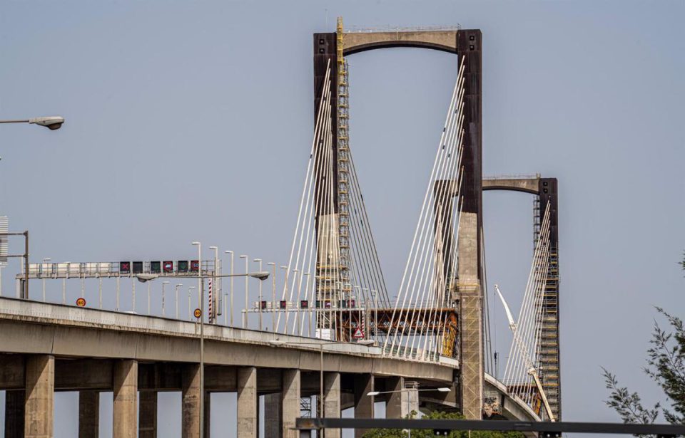 La niebla provoca atascos kilométricos en el Puente del Centenario.