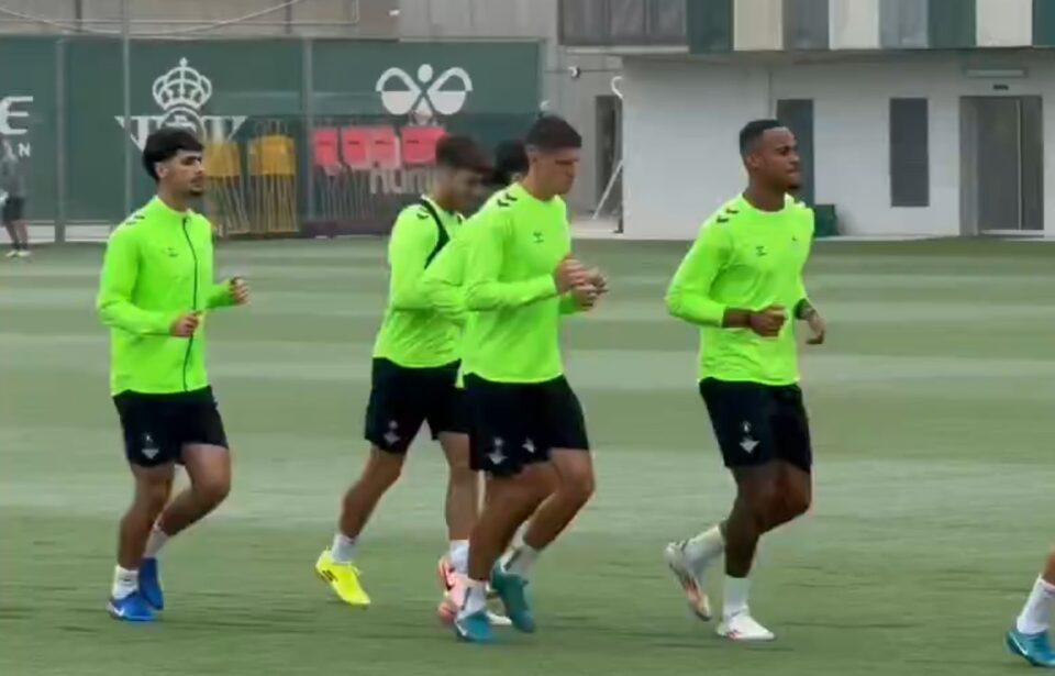 El Real Betis se entrena antes del partido ante Las Palmas sin Vitor Roque.