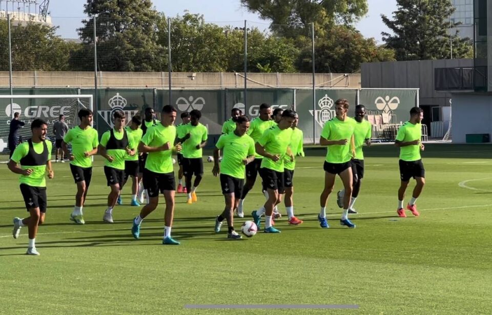 El Real Betis se entrena con Abde y Ricardo Rodríguez, aunque sin Bartra