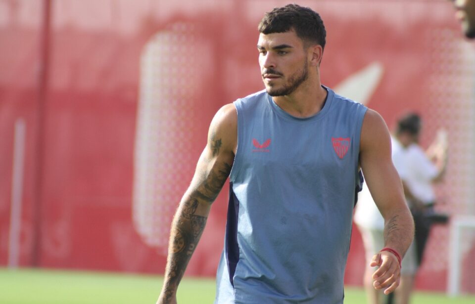 El Sevilla FC se entrena con la novedad de Isaac Romero y con seis bajas.