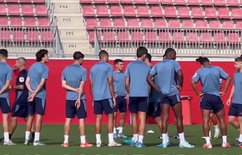 El Sevilla FC se ha entrenado con la novedad de Lukebakio y con el presidente, Del Nido Carrasco, presente, observando la sesión.