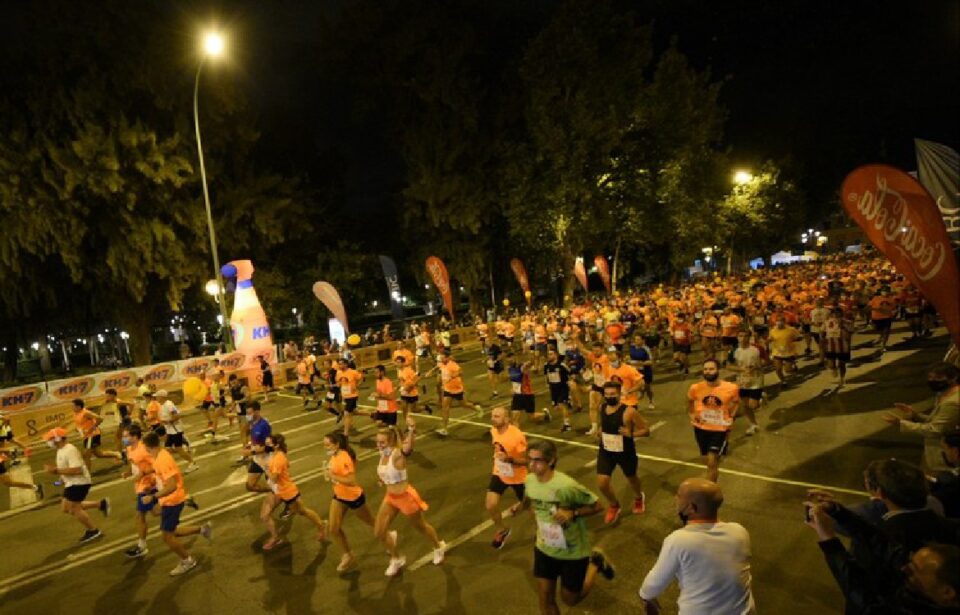 El dispositivo de seguridad del Ayuntamiento de Sevilla para la carrera nocturna 2024.