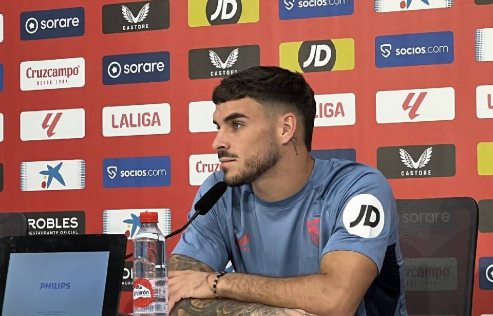 Isaac Romero atiende a la prensa en la previa del Sevilla FC - Getafe CF