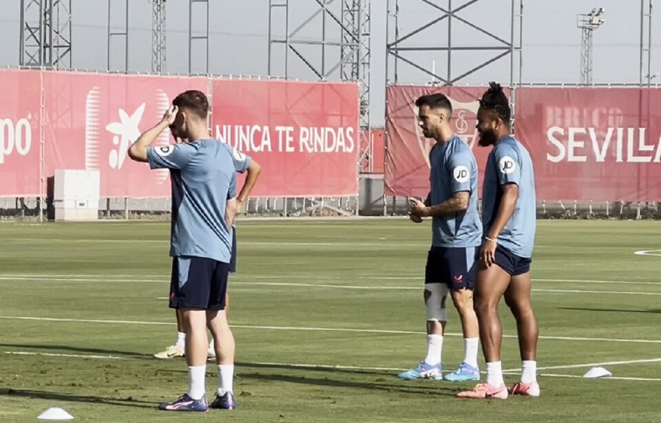 Suso y Badé vuelven a los entrenamientos con el Sevilla FC