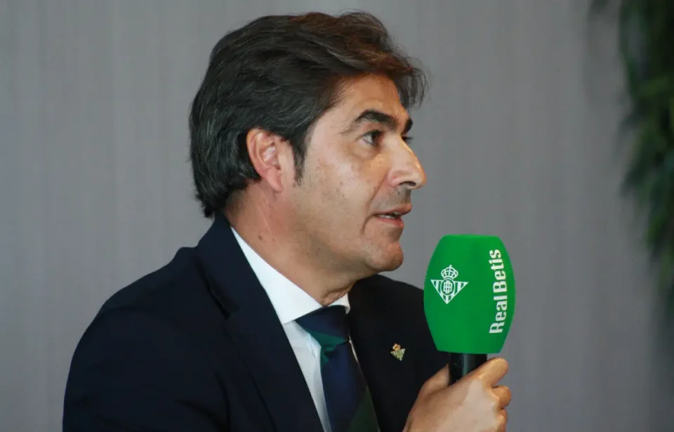 Ángel Haro, presidente del Real Betis, se ofrece a negociar con el Sevilla FC por la cantidad de entradas visitantes para el derbi.