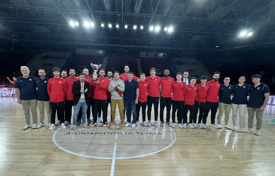 El Balonmano Proin Sevilla logró la primera victoria de la temporada en División de Honor Plata ante el Balonmano Sinfín Cantabria.