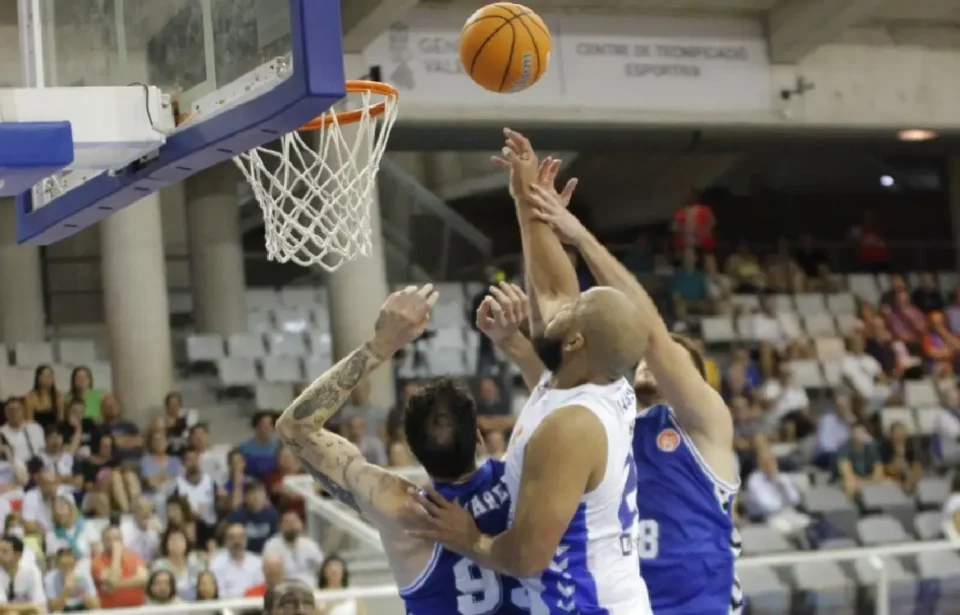 El Betis Baloncesto logra la tercera victoria en LEB Oro tras ganar al HLA Alicante.