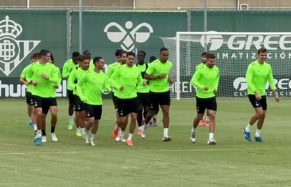 El Real Betis se ejercita antes de viajar a Pamplona para jugar contra Osasuna con la ausencia de Lo Celso y Marc Roca.