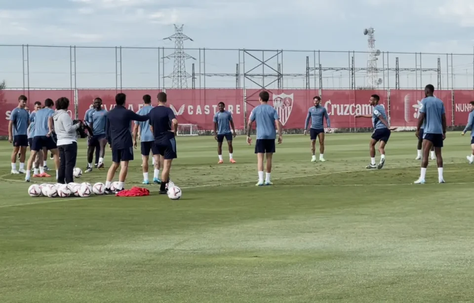 El Sevilla FC completa el último entrenamiento antes del partido ante el Espanyol con solo tres bajas.