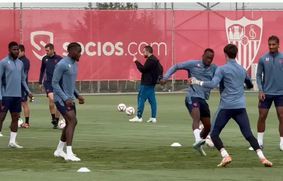 El Sevilla FC se entrena con dos bajas antes de viajar a Barcelona.