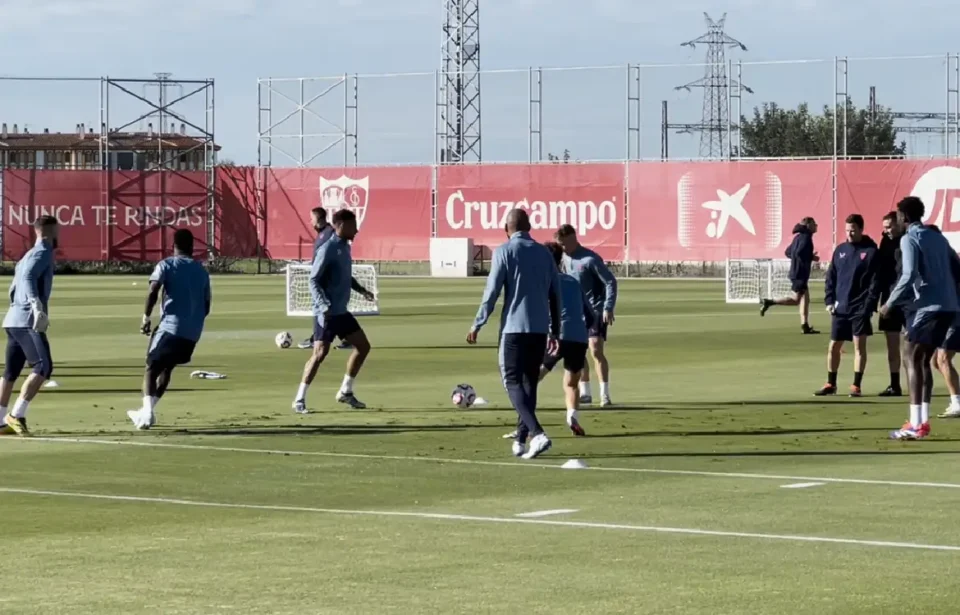 El Sevilla FC se entrena con vistas a la Copa del Rey con la baja de Lokonga, aunque justificada.