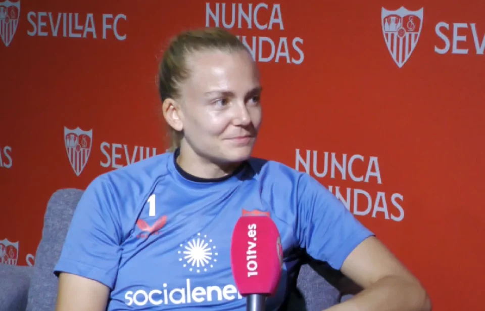 Esther Sullastres del Sevilla FC analiza la situación actual del fútbol femenino.