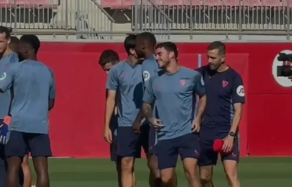 Isaac Romero entrena con el Sevilla FC a tres días del derbi sevillano.