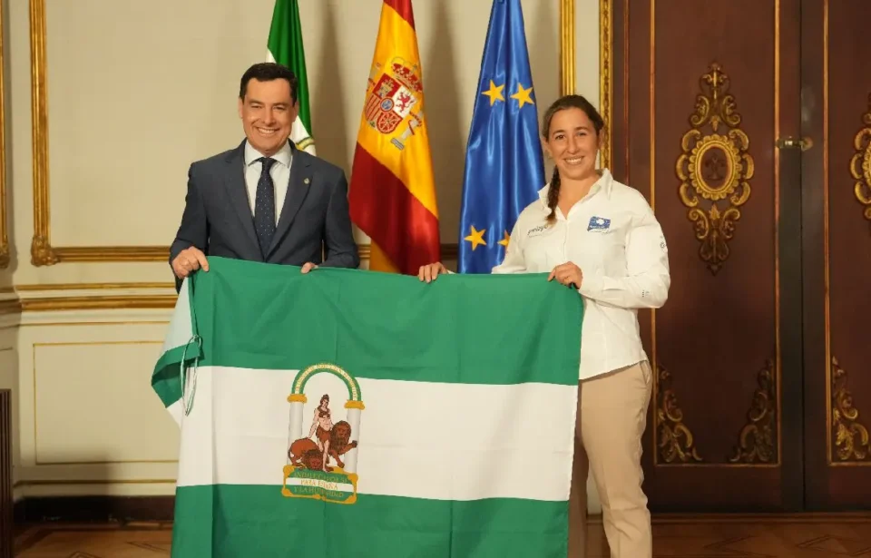 Presidente Junta entrega bandera Andalucía