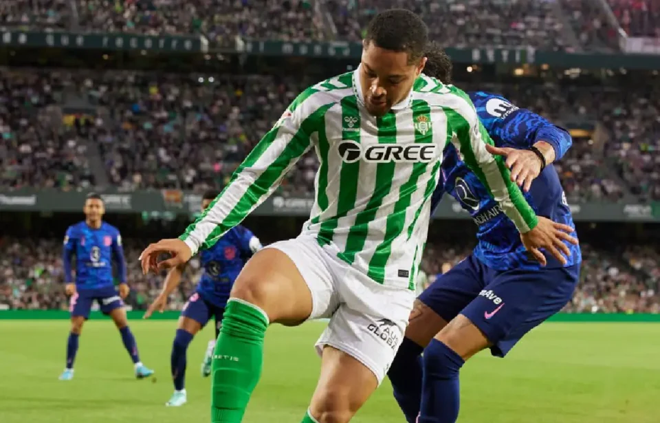 El Real Betis se lleva la victoria ante el Atlético de Madrid por 1-0 con gol en propia puerta de Giménez. Crónica| Betis 1–0 Atlético de Madrid: Golpe sobre la mesa de La Liga.