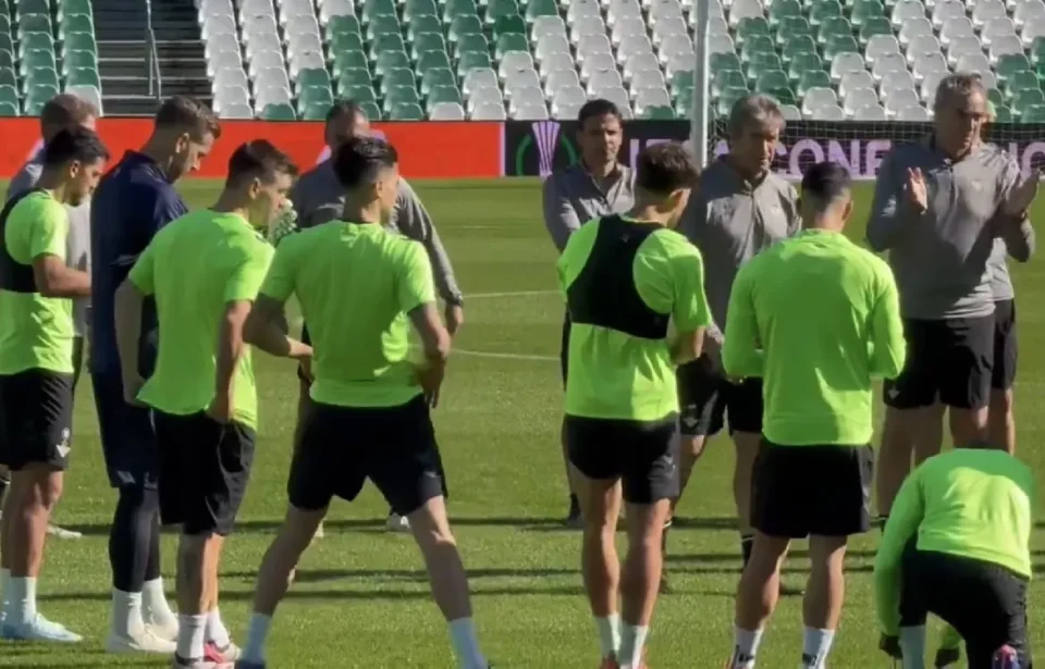 El Real Betis se entrena con una relevante baja en el lateral derecho antes de la tercera jornada de Conference League.