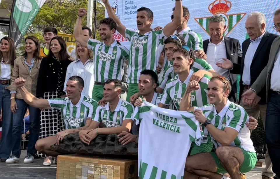 El Real Betis se llevó la regata ante el Sevilla en una jornada de celebración para el deporte sevillano.