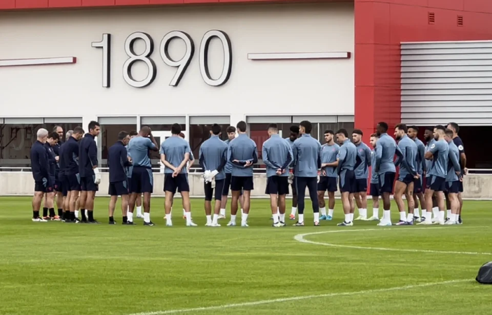 El Sevilla FC se ejercita con una novedad en defensa y con Saúl entrenando en solitario.