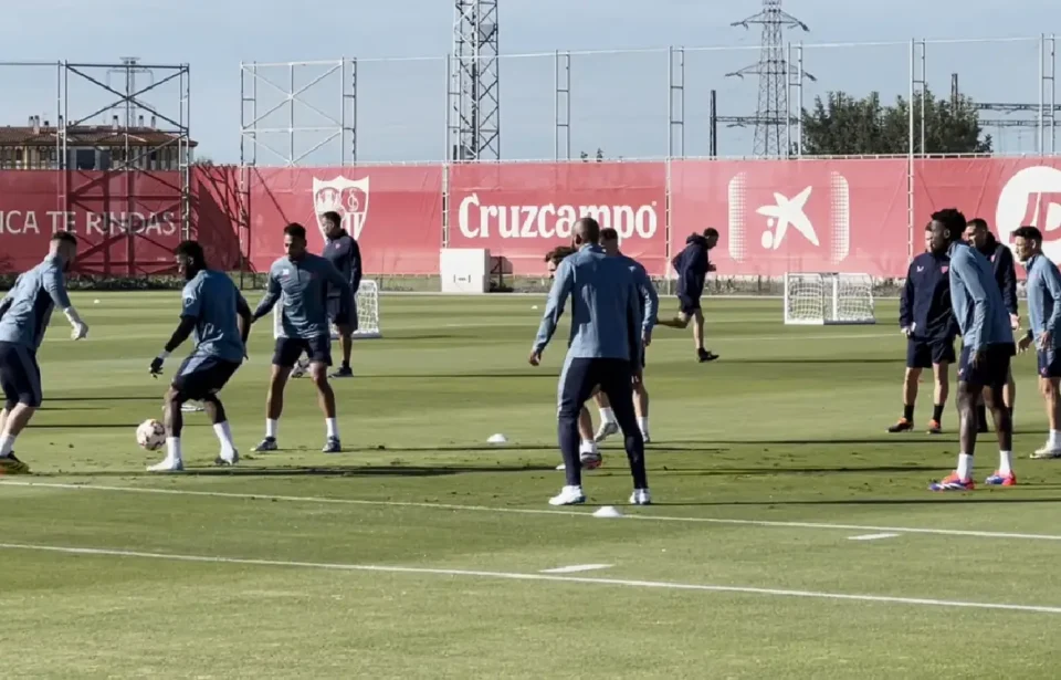 El Sevilla se entrena tras la derrota ante la Real Sociedad con la novedad de Suso.