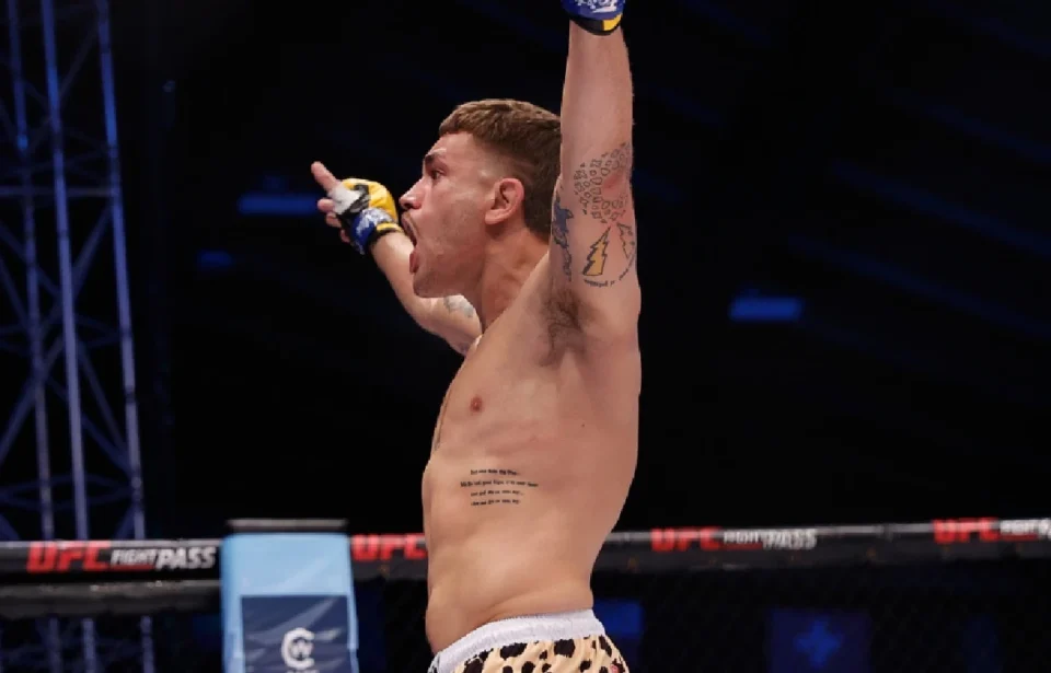 Manu del Valle suma cuatro victorias en cuatro combates y aspira al cinturón de Cage Warriors.