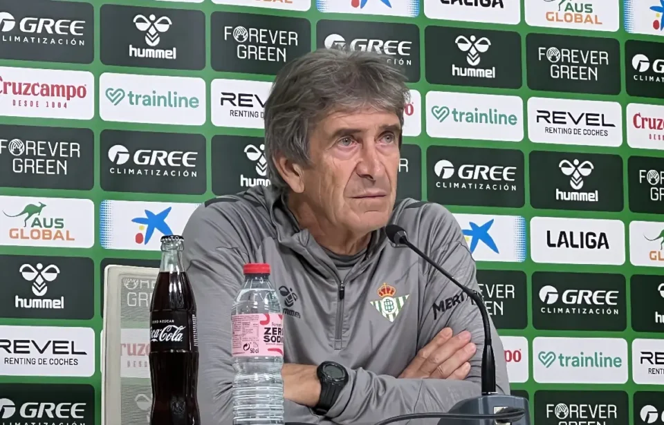 Manuel Pellegrini comparece en la rueda de prensa previa al partido ante el Valencia. Vuelve La Liga para el Real Betis. El conjunto verdiblanco volverá a disputar un partido de la competición doméstica este próximo sábado a las 14:00 en Mestalla. Los de Heliópolis afrontan el encuentro colocados en la zona noble de la clasificación y con la necesidad de puntuar para agarrarse a la zona alta. Aunque el conjunto che es el farolillo rojo en La Liga, el partido ha adquirido una gran dificultad para los de Pellegrini dadas las importantes bajas del equipo. Precisamente sobre eso ha hablado el técnico chileno en la rueda de prensa previa al duelo en Valencia. Pellegrini y el mercado de fichajes: "De momento no lo tengo en mente".