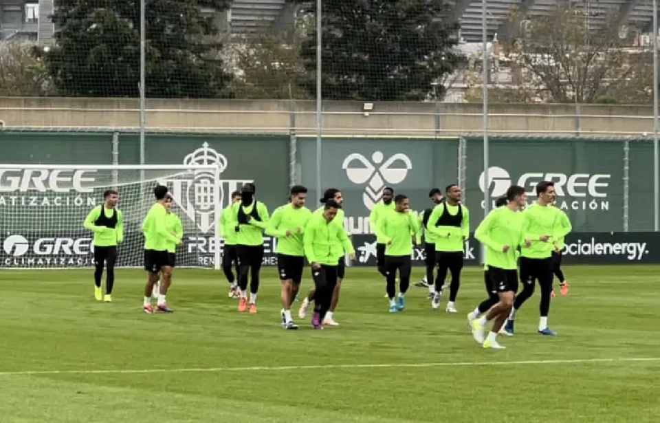 Más problemas en el doble pivote del Betis: Fornals no entrena