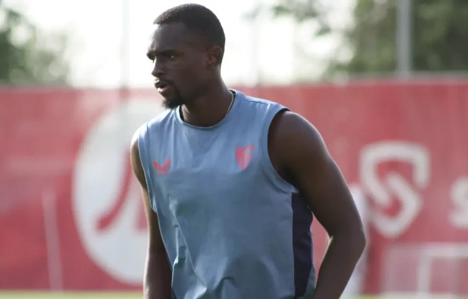 Nianzou se entrena en solitario en la ciudad deportiva del Sevilla y avanza en su recuperación.