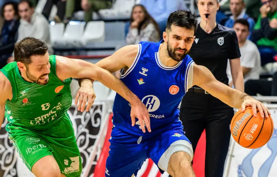 El Betis Baloncesto aguanta el pulso en la zona noble de Primera FEB.