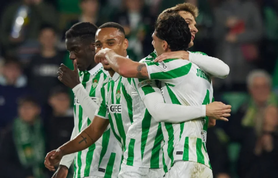 El Betis vence sin convencer y vislumbra al Chelsea en el horizonte