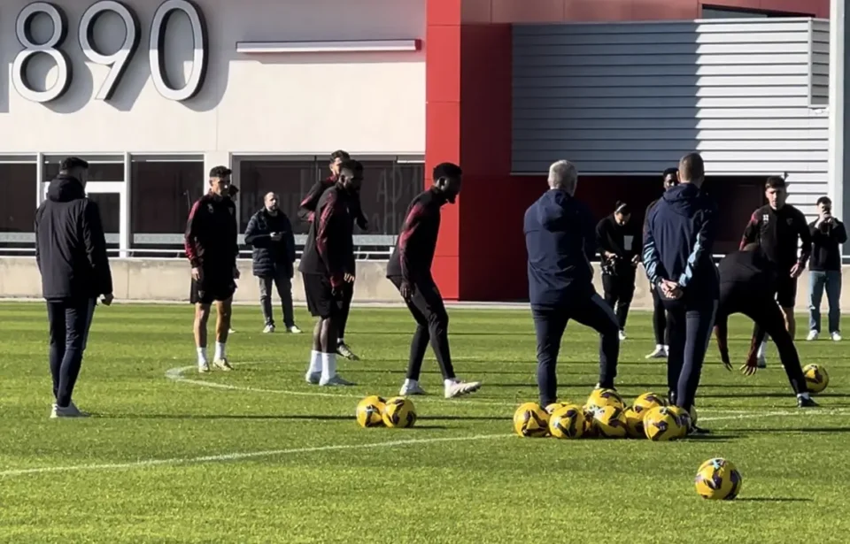 El Sevilla se entrena con cinco bajas en la sesión previa a la despedida de Navas en Nervión.