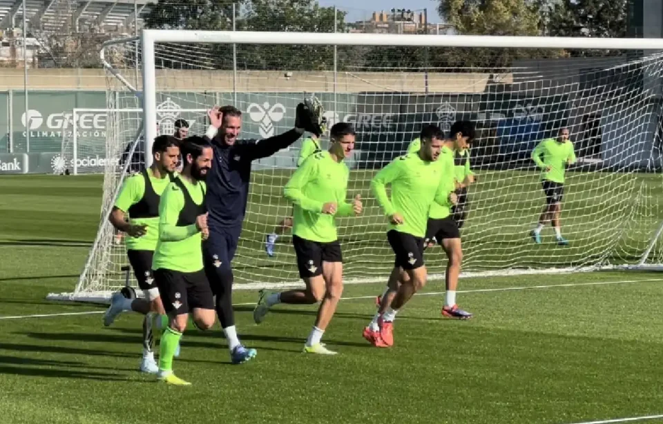 Fornals y Cardoso suman un nuevo entrenamiento bajo la mirada de Fajardo.