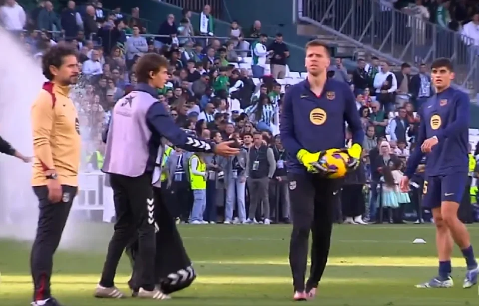 La desagradable 'vacilada' de Raphinha y Szczęsny a un recogepelotas en el Villamarín