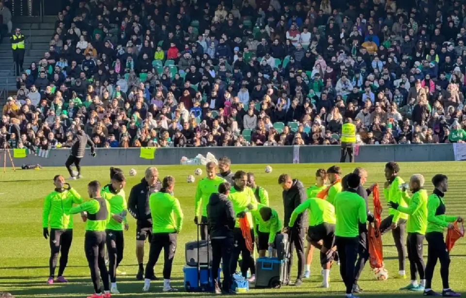 12.000 personas arropan al Real Betis en un entrenamiento especial