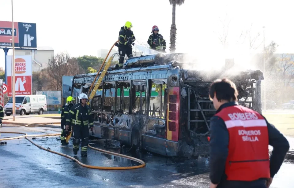 Autobús calcinado incendio